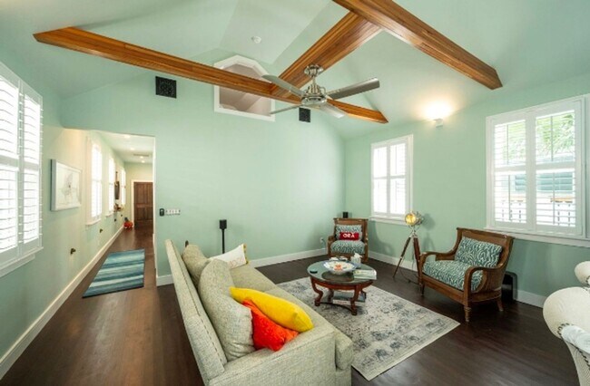 Building Photo - 6 - 8 Month Rental - Charming 2/1.5 Privat...