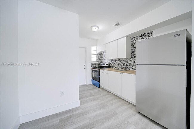 Foto del edificio - 6735 NW 2nd Ct