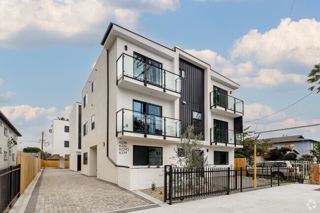 Building Photo - Newly Constructed Luxury Townhomes!