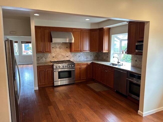 Building Photo - Wonderful Family Home! 120 Bancroft Road