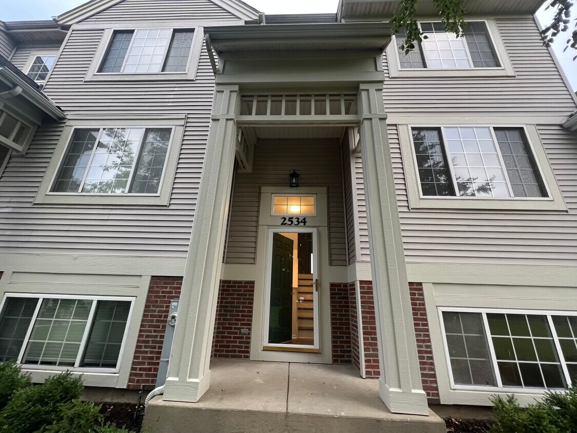 2534 Hatfield Ct, Elgin, IL 60123 Townhome Rentals in Elgin IL