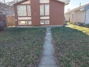 Building Photo - 886 Greencrest Ave