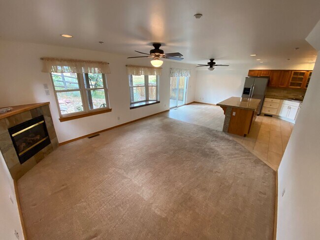 Building Photo - Charming Colorado Duplex with Three Spacio...