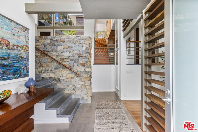 Building Photo - 717 Greentree Rd