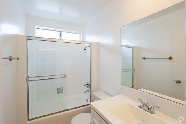 1BR, 1BA - 600SF Bathroom - 1134 N Sycamore Ave