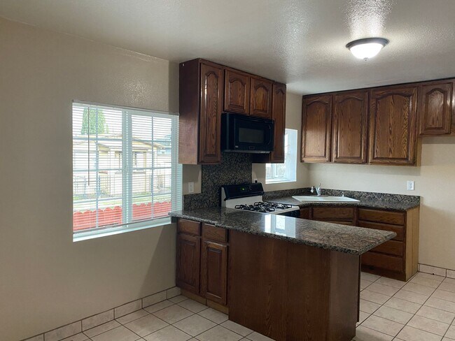 Foto del edificio - Nice 2 Bed 1 Bath House in Oakland -  Pict...