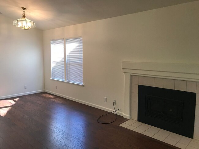 Foto del edificio - West Davis three bedroom available for Nov...