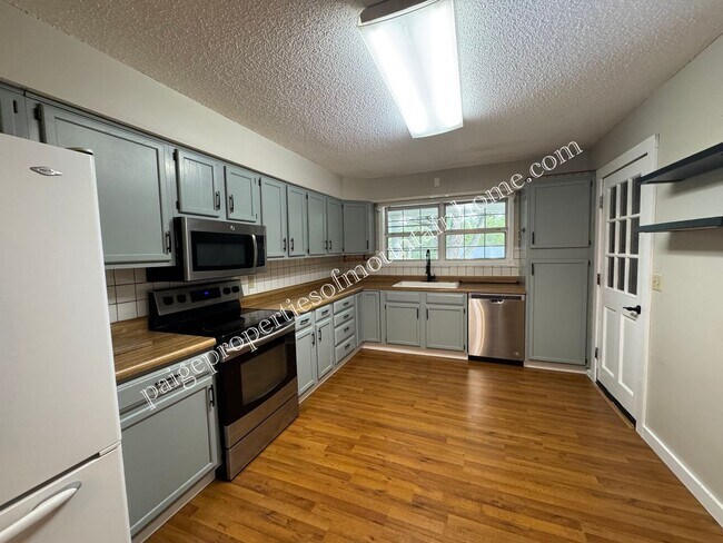 Foto del edificio - Charming 3 Bedroom, 2 Bath Home with Sunroom, Garage & Privacy-Fenced Yard
