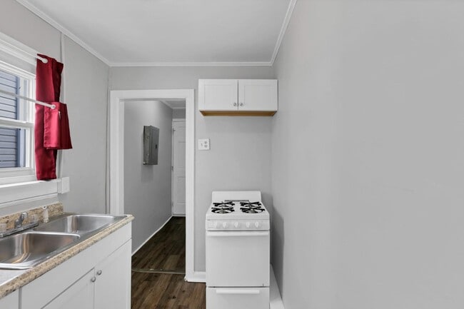 Building Photo - 590-592-592 Robinwood Ave