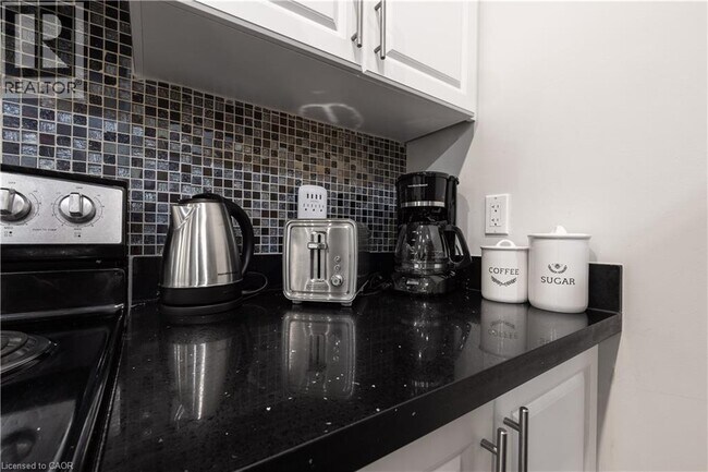 Photo du bâtiment - 106 Spadina Ave