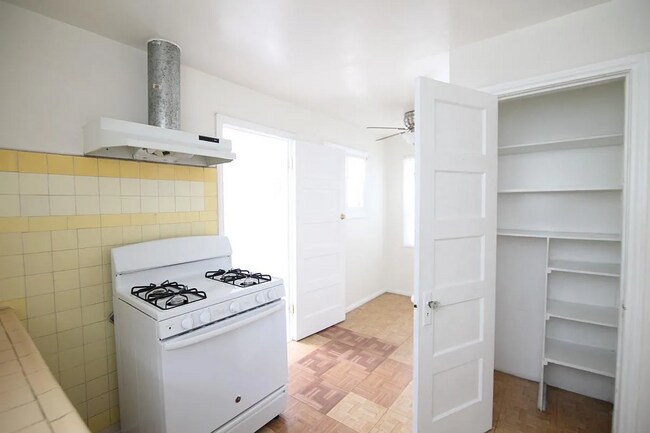 Foto del edificio - 4625 Kingswell Ave