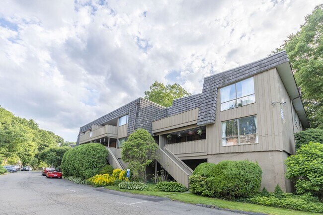 Building Photo - Large 3 bedroom condo with private deck an...