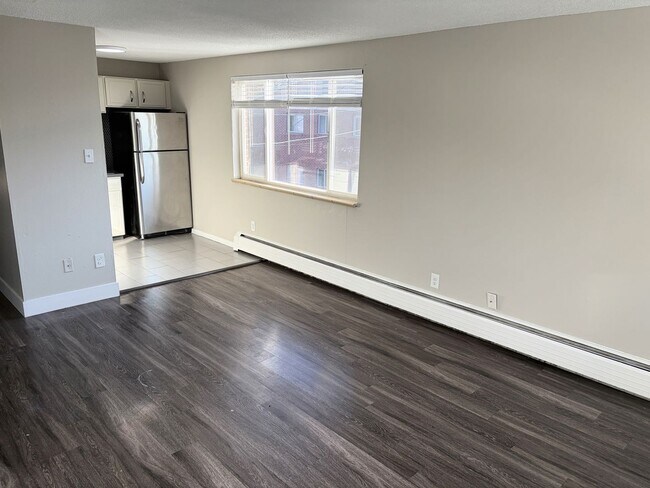 Foto del edificio - Spacious, Renovated 1-Bedroom - Convenient Location! Wadsworth Station West