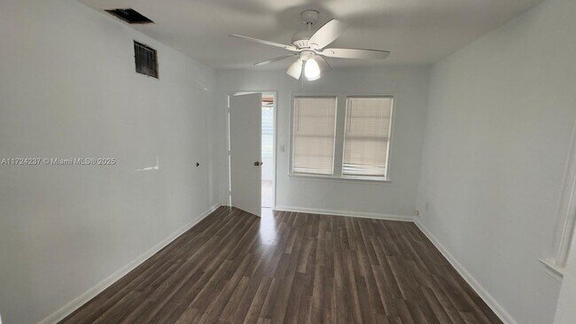 Foto del edificio - 1271 NE 32nd St