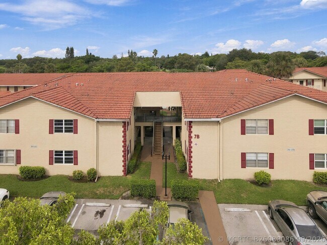 Foto del edificio - 3668 N University Dr