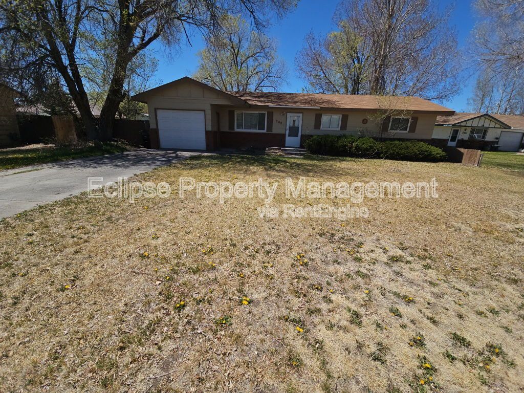 Foto principal - 208 Maple Dr