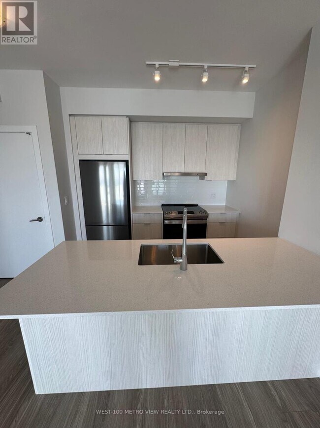 Building Photo - 430-3430 Square One Dr