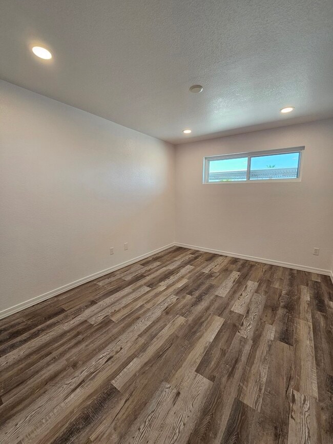 Foto del edificio - Completely Updated 1 bed 1 bath with yard