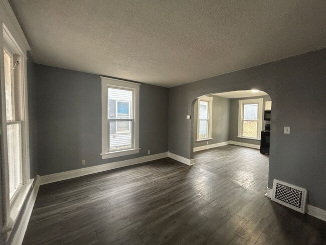 Building Photo - 3 Bedroom, 2 Bath house in East Moline