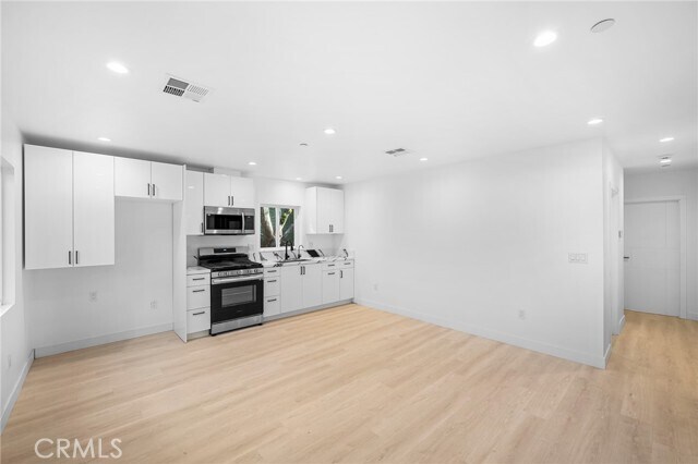 Foto del edificio - 3421 Montrose Ave