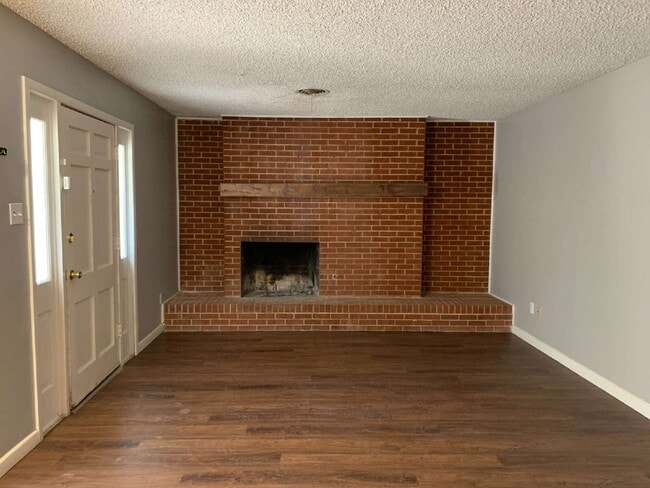 Building Photo - Cute Cottage Style Duplex in Great Location