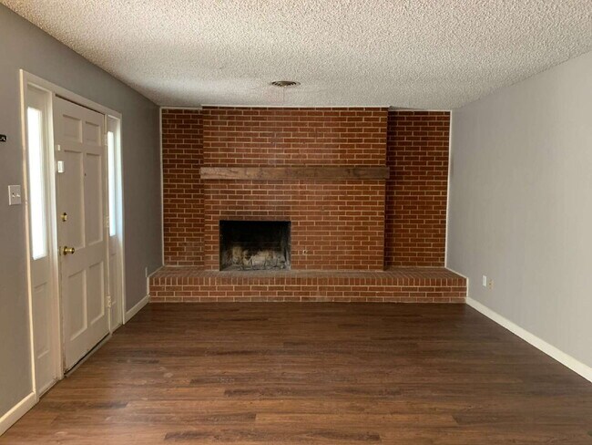 Foto del edificio - Cute Cottage Style Duplex in Great Location