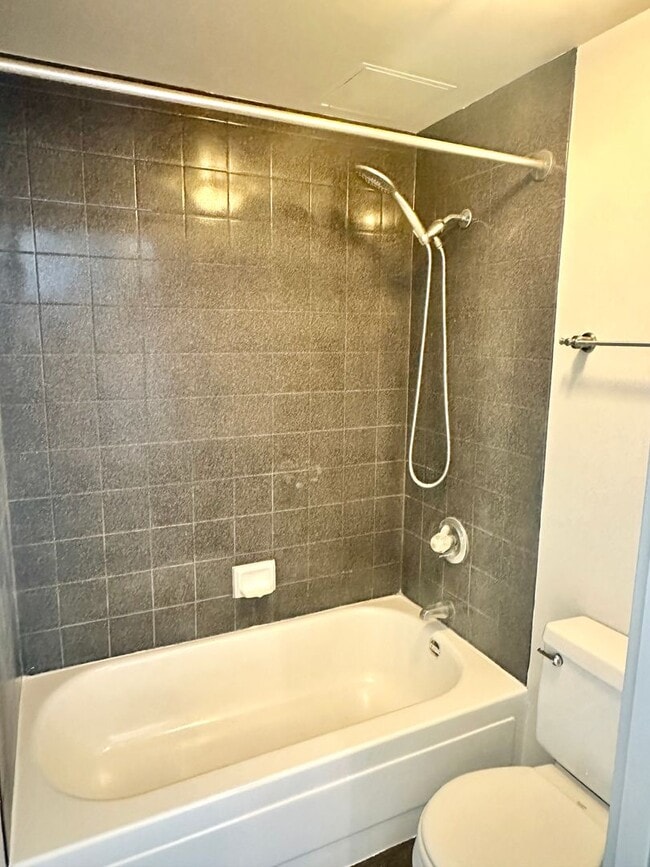 Building Photo - 1 bedroom 1 bath in Highly Desirable Building