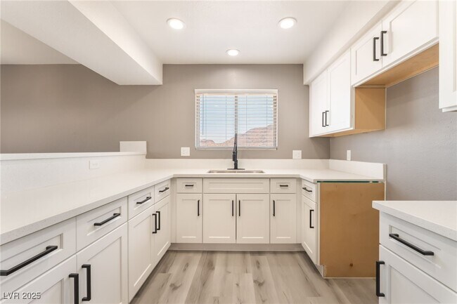 Foto del edificio - 5689 E Lake Mead Blvd