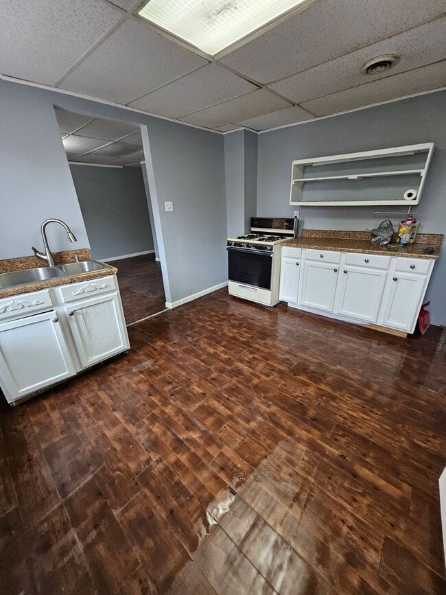 Building Photo - 701 E 24th St