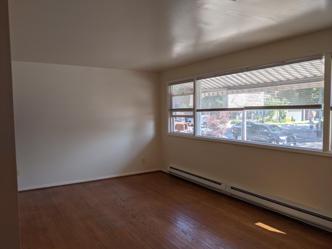 living room - 4504 Woodlawn Ave N