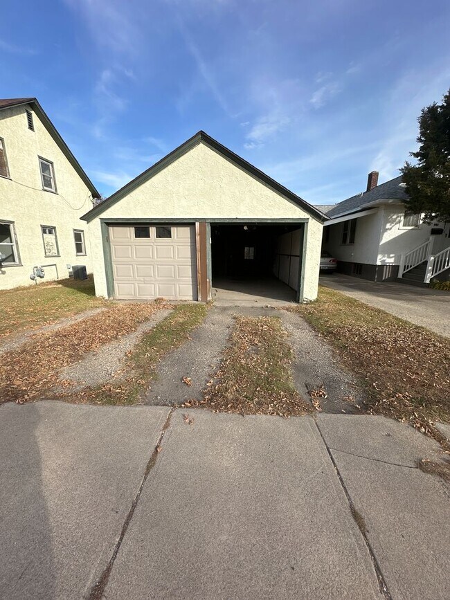 Building Photo - EZ - 402 Duplex