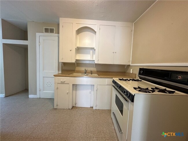 Building Photo - 908 Pecan St