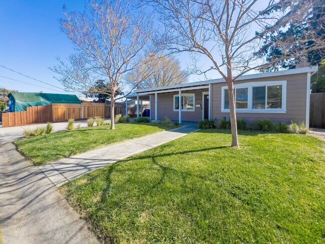 Foto del edificio - Beautiful Three Bedroom Bungalow in Pueblo...