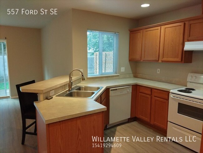 Building Photo - Two story town house near schools and park...