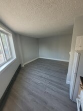 Building Photo - 570 Ellice Ave