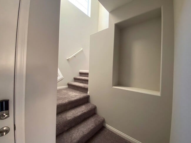 Foto del edificio - 4 BED 2.5 BATH 2 CAR GARAGE,  LARGE CORNER...