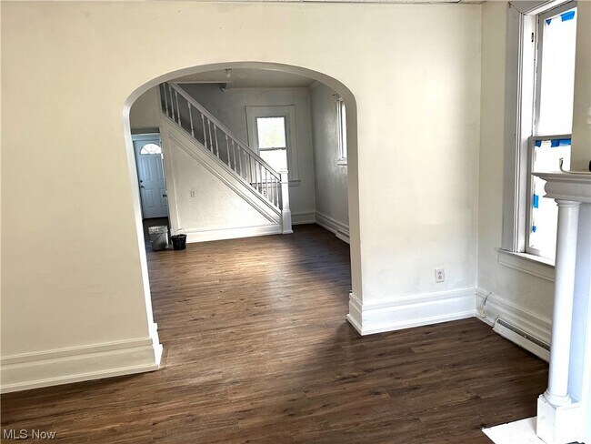 Building Photo - 815 Chester Ave