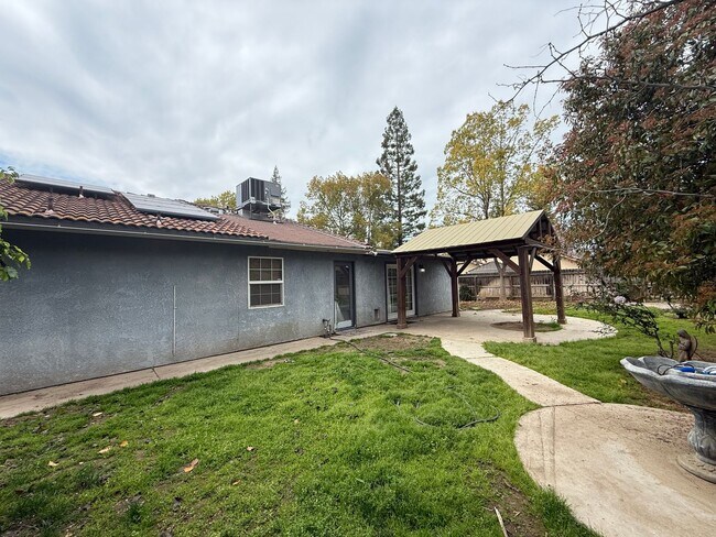 Building Photo - ***JUST REDUCED & MOVE IN SPECIAL!!! Must ...