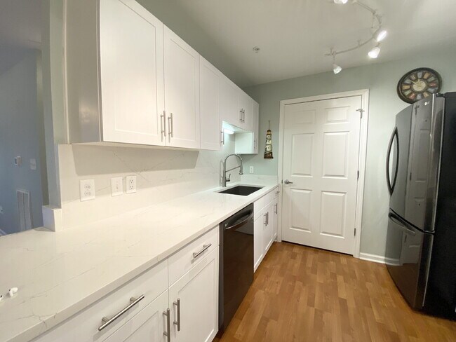 Foto del edificio - Two Bedroom Spacious Condo Near Everything...