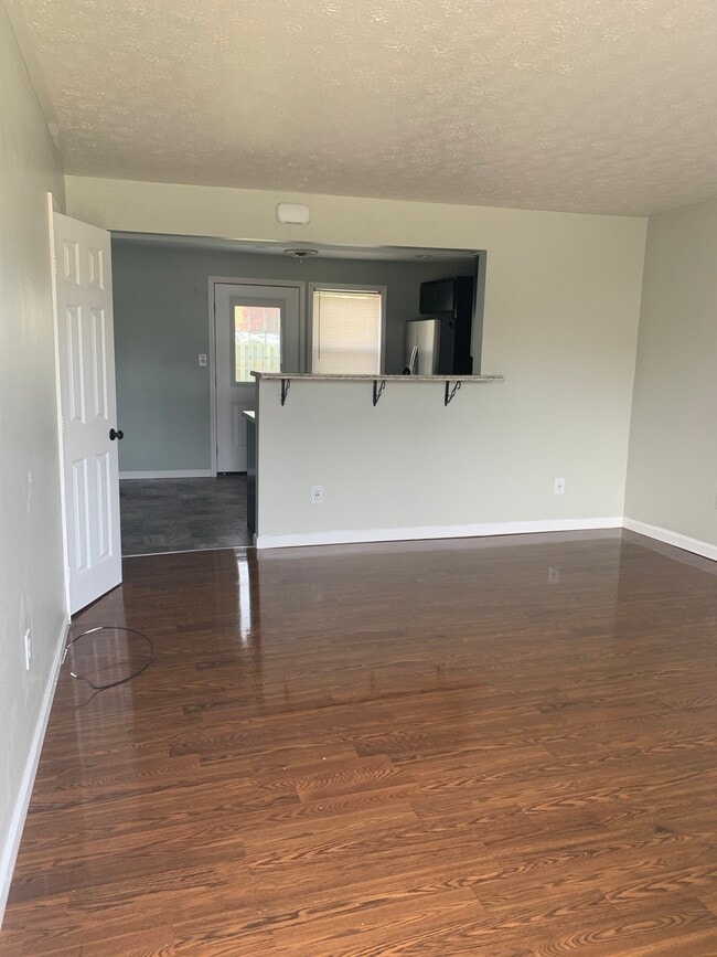 Building Photo - 405 E Poos Dr