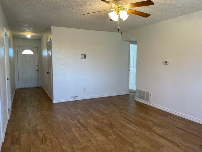 Foto del edificio - 4616 Priscilla Ln