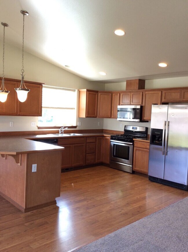 Foto del edificio - 4 Bedroom 2 Bathroom Rambler with Garage a...
