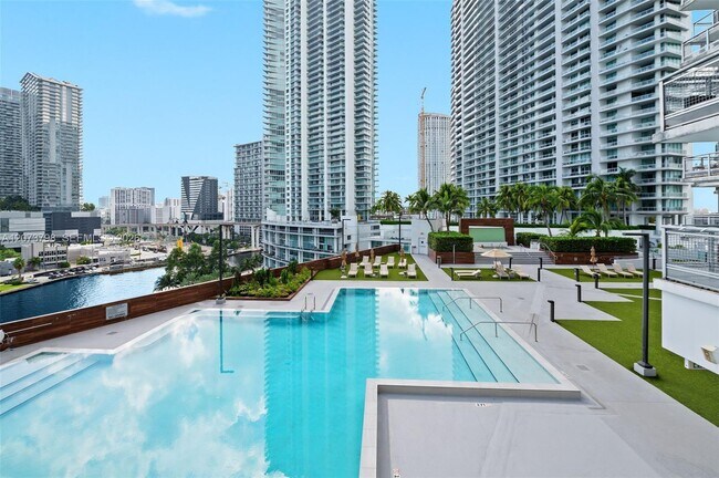 Foto del edificio - 350 S Miami Ave