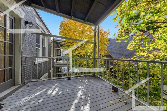 Building Photo - Porch Side