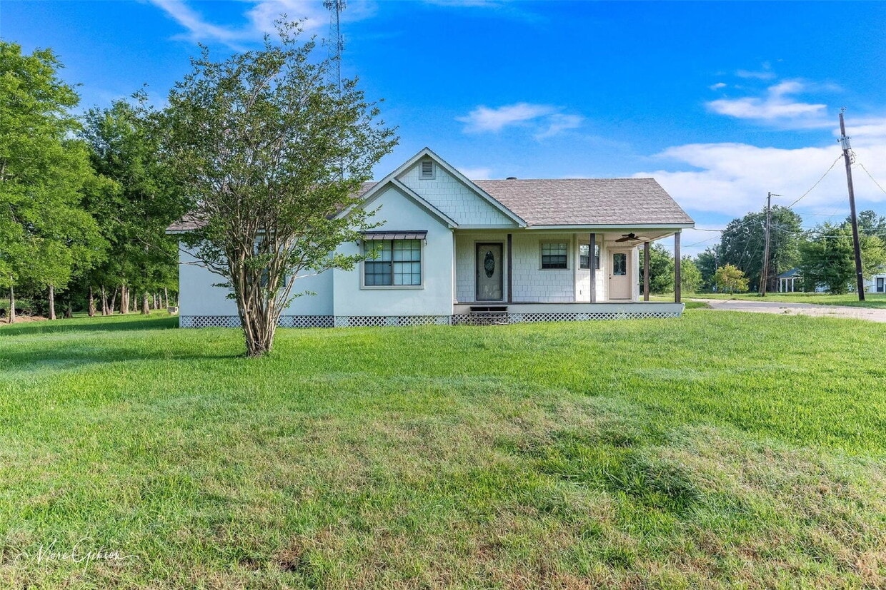 Foto principal - "Charming 3-Bed Sanctuary with 2 Full Bath...