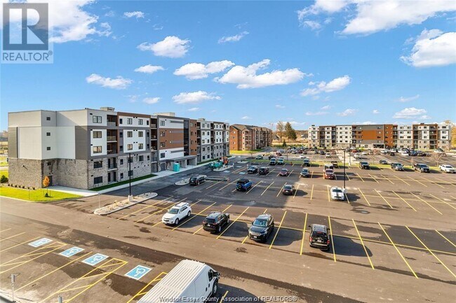 Photo du bâtiment - 2600 Sandwich W Pkwy