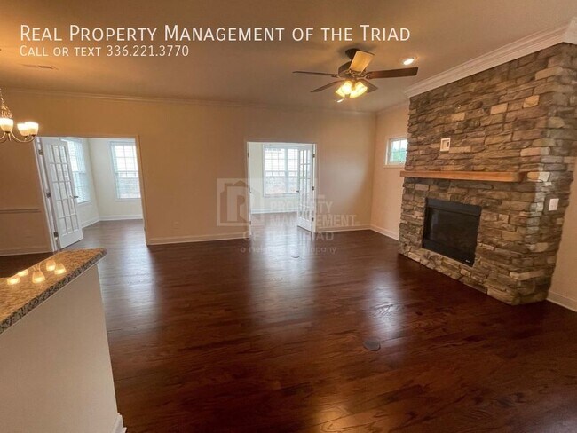 Foto del edificio - **MOVE IN SPECIAL!** Extraordinary End Uni...