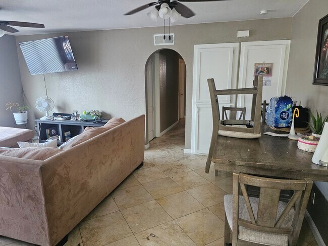 Foto del edificio - 6594 Pinecone Ln