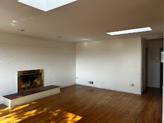 Building Photo - Newly Painted 2-Bedroom Apartment in SLC!