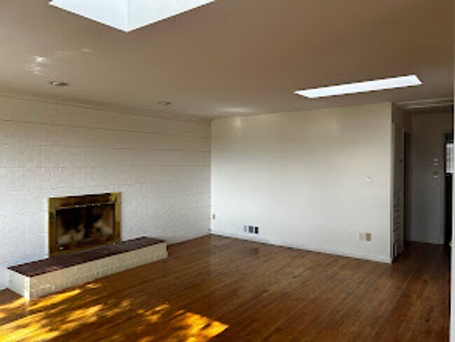 Foto del edificio - Newly Painted 2-Bedroom Apartment in SLC!
